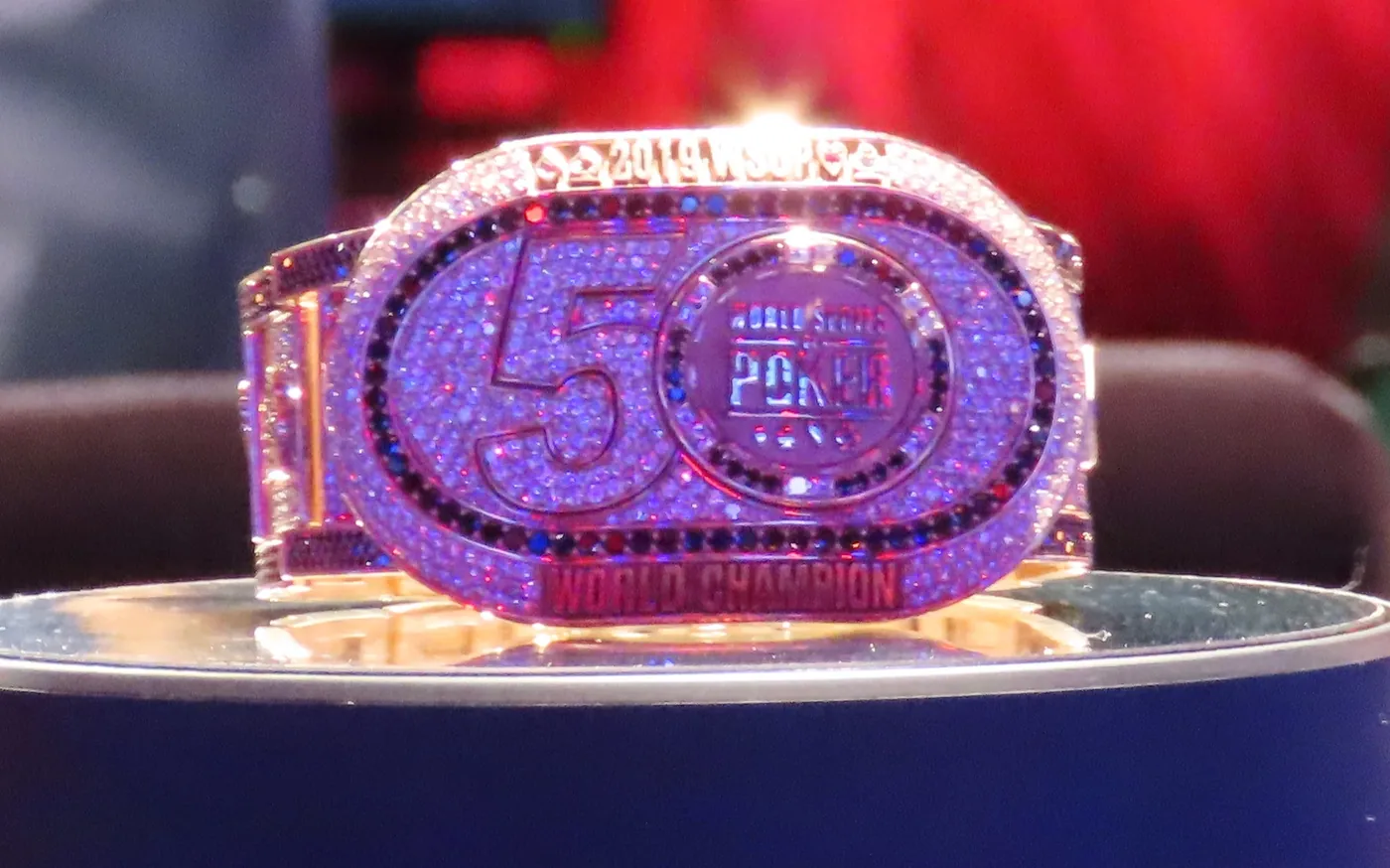 Nahaufnahme des WSOP-50th-Anniversary-Bracelets von Hossein Ensan