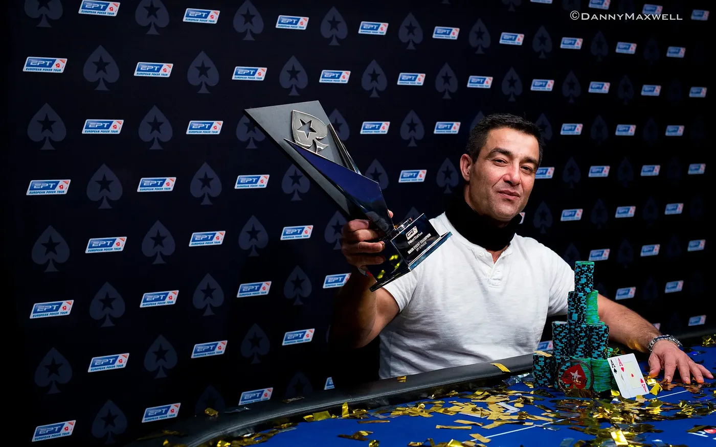 Hossein Ensan mit der Trophäe des EPT Main Event Prag 2015