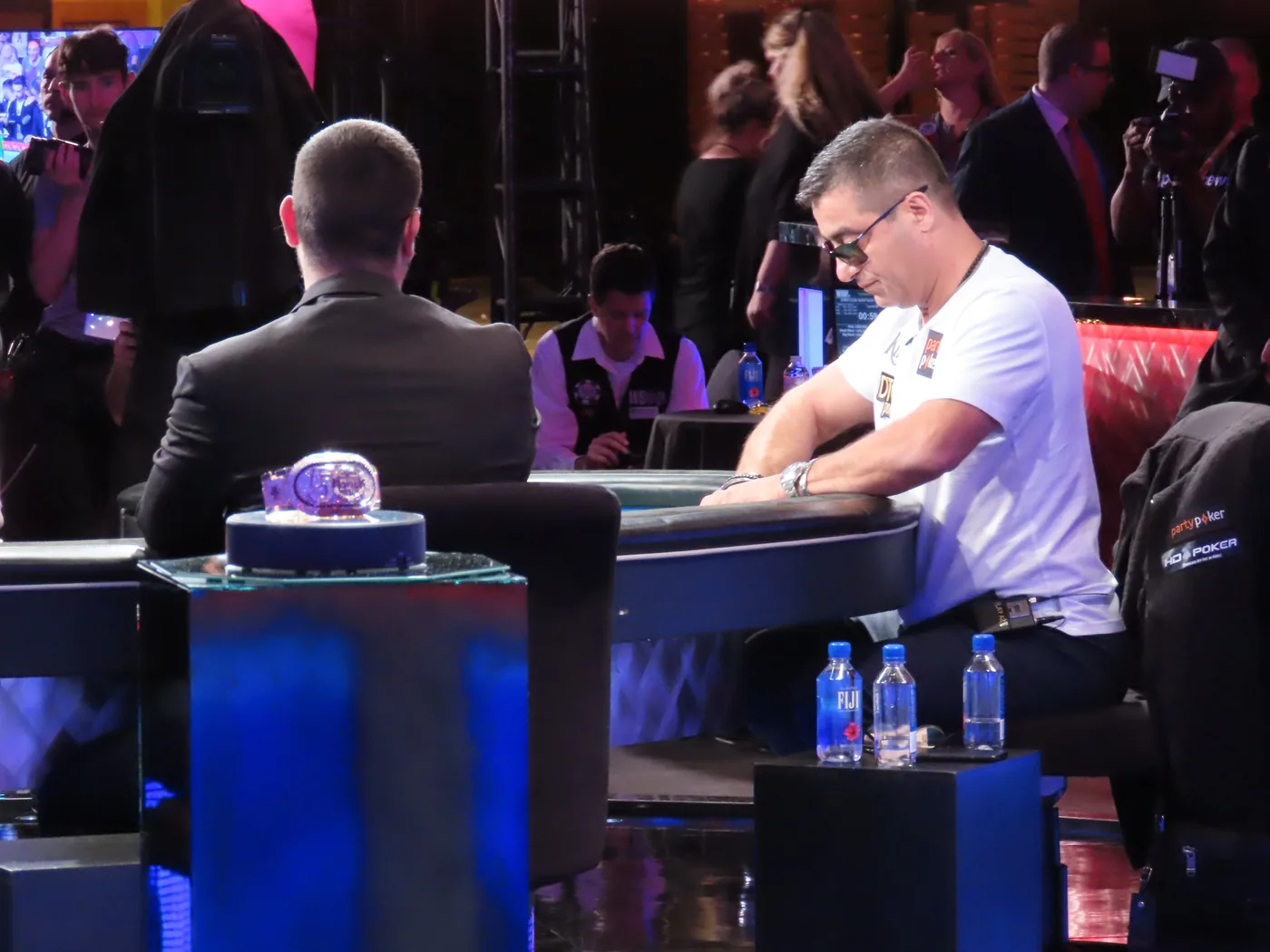 Hossein Ensan mit dem WSOP-Bracelet, Finaltisch-Umfeld 2019